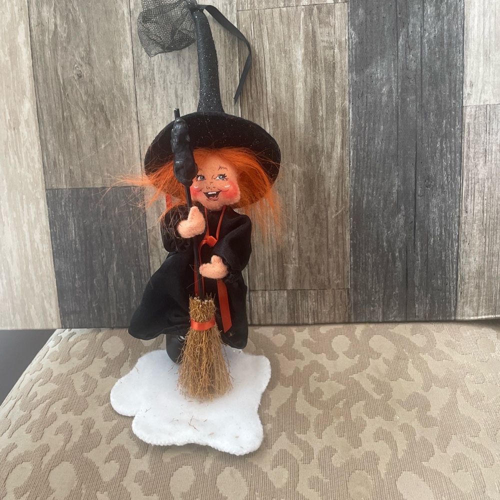Vintage Annalee 2006 Halloween flying Witch Figurine with black Cat on Broom 10”